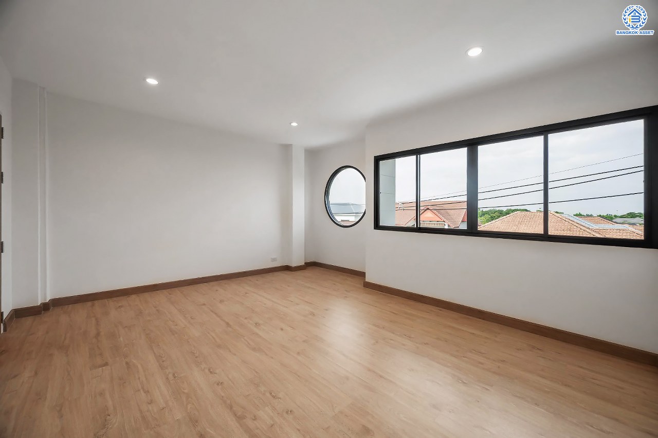 บ้านมือสองตกแต่งใหม่ โครงการ มณธานี บางแค บ้านเดี่ยว 3 ชั้นหลังมุม ดีไซน์หรูหรา เนื้อที่กว้าง 65.6 ตร.ว. พื้นที่ใช้สอย 240 ตร.ม. ฟังก์ชัน 5 ห้องนอน 4 ห้องน้ำ 2 ที่จอดรถ ฟังก์ชันครบตอบทุกไลฟ์สไตล์ บนทำเลศักยภาพ เชื่อมต่อถนนกาญจนาภิเษก ใกล้เดอะมอลล์บางแค ใกล้รถไฟฟ้าสายสีน้ำเงิน "สถานีหลักสอง" และจุดขึ้นทางด่วน "กาญจนาภิเษก"